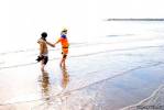 Косплей - Наруто и Хината гуляют по берегу моря
