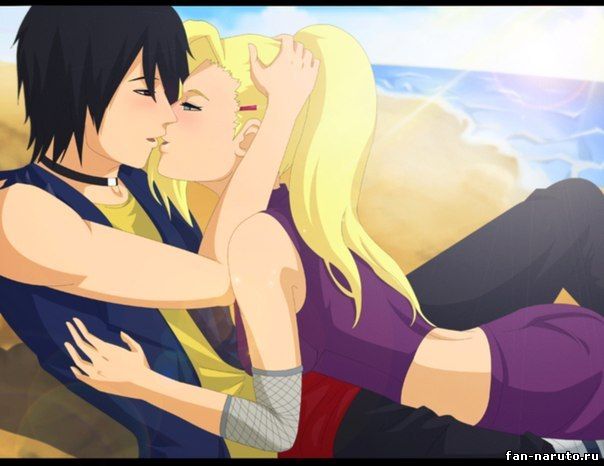 Ино и Саске целуются на берегу моря.